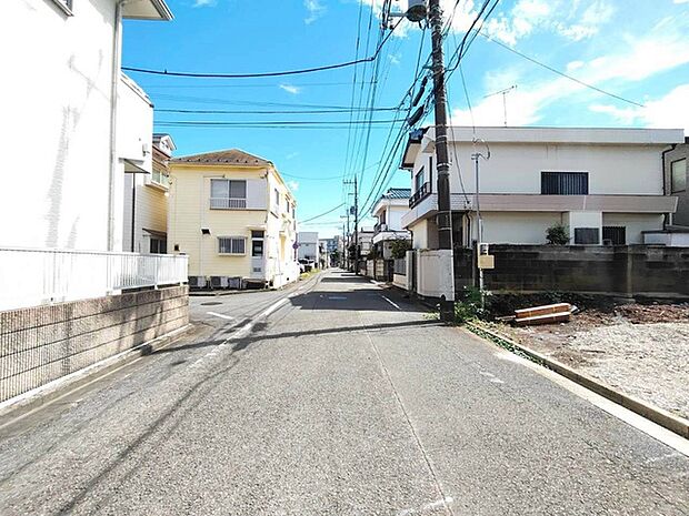 安心して暮らすことのできる住宅街。　住宅地の道路は一般に交通量が少なく車などの騒音が少ないため、住民にとって静かな生活環境が提供されます。 