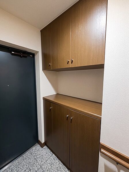 玄関は家の第一印象を左右する重要な場所。ほどよい広さとスタイリッシュな色遣いが印象的です。