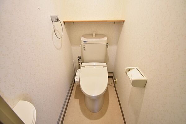 トイレは新品に交換予定です。本画像の家具はCGで作成しており、価格に家具は含まれておりません。これから室内リフォーム工事をスタート、キレイな状態でのお引き渡しになります。