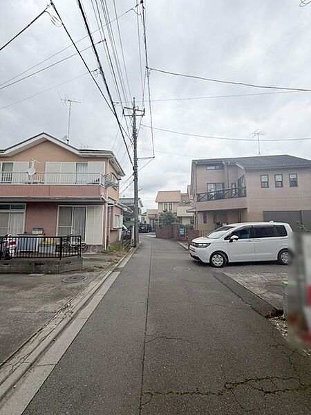 安心して暮らすことのできる住宅街。　住宅地の道路は一般に交通量が少なく車などの騒音が少ないため、住民にとって静かな生活環境が提供されます。
