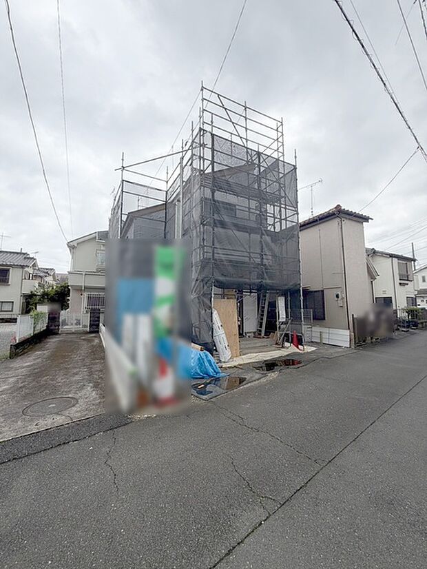周辺の街並みの中で適度な主張、生活に溶け込むシンプルなデザインの外観が魅力の一戸建です。 