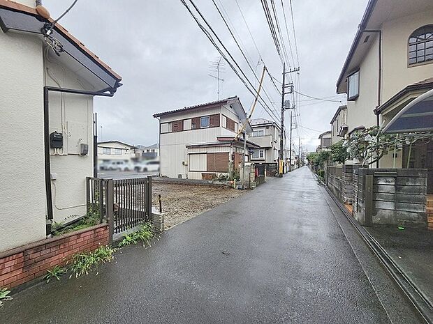 安心して暮らすことのできる住宅街。 住宅地の道路は一般に交通量が少なく車などの騒音が少ないため、住民にとって静かな生活環境が提供されます。