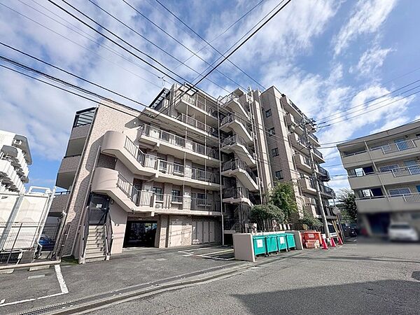 周辺の街並みの中で適度な主張、生活に溶け込むシンプルなデザインの外観が魅力の建物です。