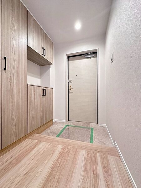 玄関は家の第一印象を左右する重要な場所。ほどよい広さとスタイリッシュな色遣いが印象的です。