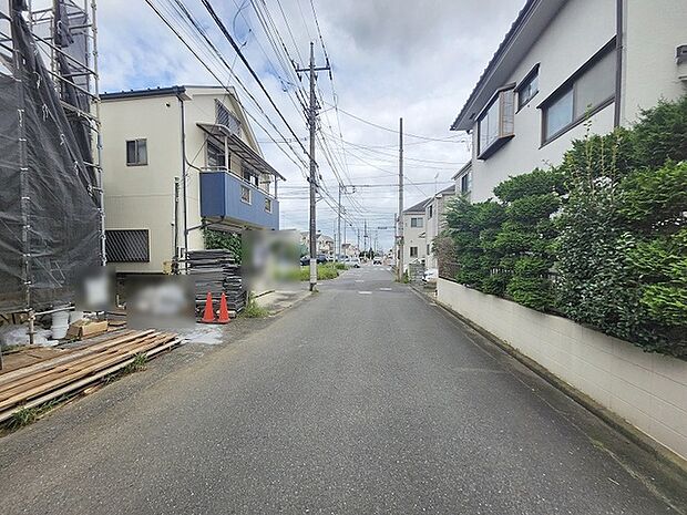 安心して暮らすことのできる住宅街。　住宅地の道路は一般に交通量が少なく車などの騒音が少ないため、住民にとって静かな生活環境が提供されます。 