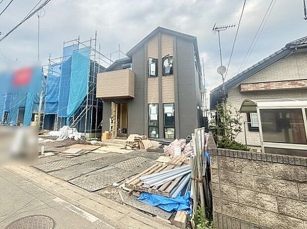 すっきりとした直線的なデザインが印象的な佇まいです。
