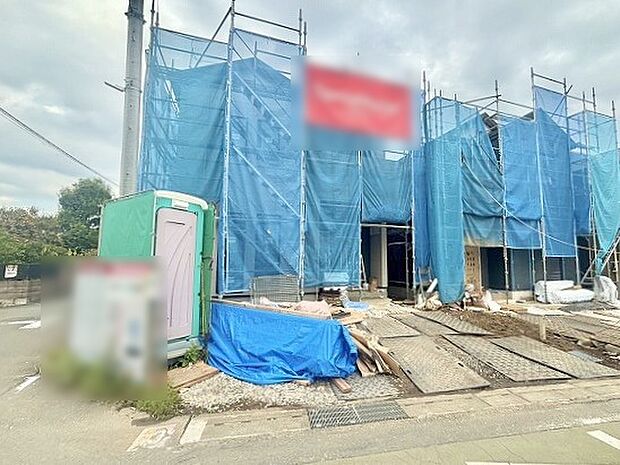 周辺の街並みの中で適度な主張、生活に溶け込むシンプルなデザインの外観が魅力の一戸建です。