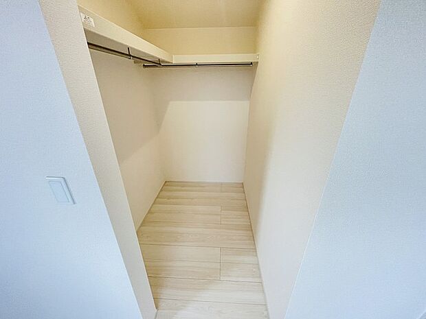 豊富な収納スペースもこの物件の特長の一つ。各所に収納が完備されており、生活をスッキリと整えることができます。