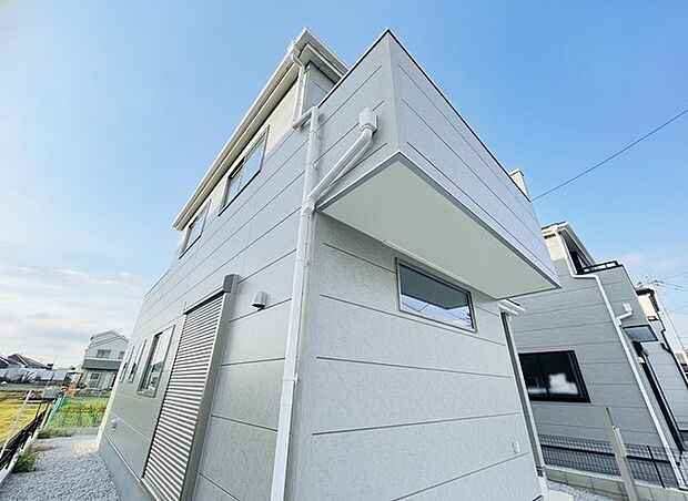 周辺の街並みの中で適度な主張、生活に溶け込むシンプルなデザインの外観が魅力の一戸建です。