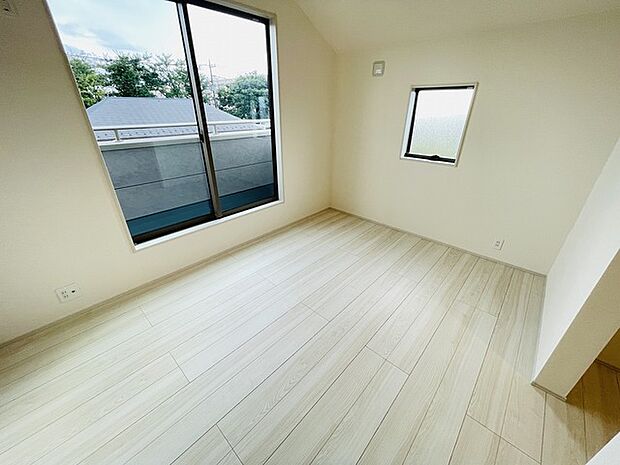 洋室はモダンなデザインと機能性を備え、快適な生活空間に。明るい窓から差し込む自然光が広々とした空間をさらに明るく開放的に感じさせます。