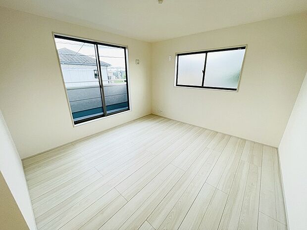 実際に室内をご見学頂くと生活のイメージが広がります。家具を置いたイメージや窓からの景色など、現地で体感ください。