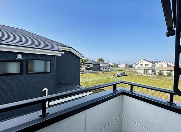 日々の忙しさやストレスから離れ、バルコニーで静かに深呼吸、心が穏やかになります。