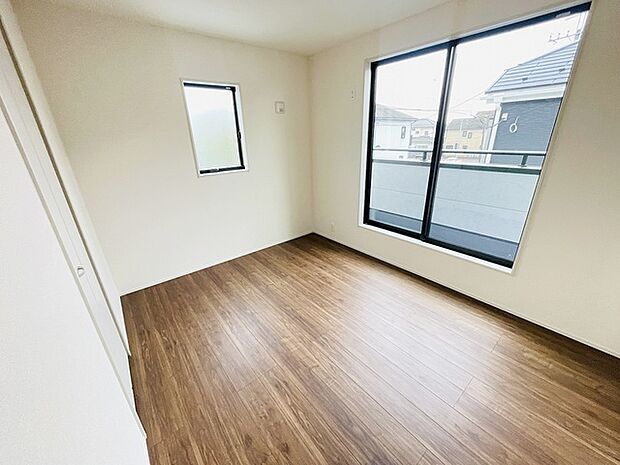 スタイリッシュなデザインと快適な居住性を兼ね備えた洋室。広々とした空間は、自分らしいインテリアを楽しむことができるほか、リラックスした時間を過ごすことができそうです。