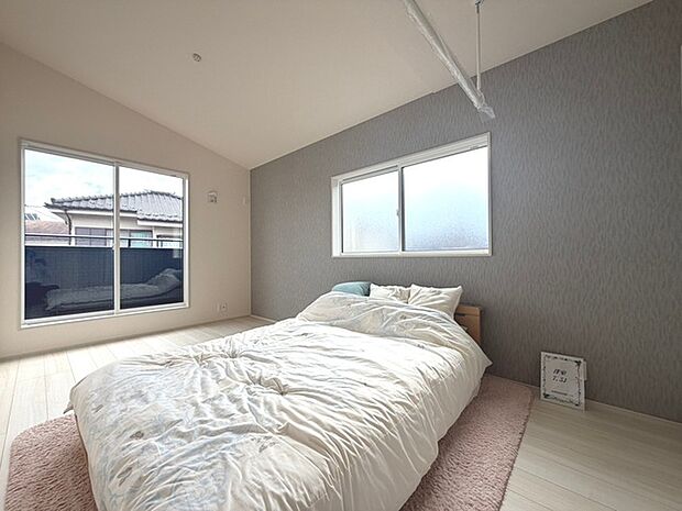 スタイリッシュなデザインと快適な居住性を兼ね備えた洋室。広々とした空間は、自分らしいインテリアを楽しむことができるほか、リラックスした時間を過ごすことができそうです。 