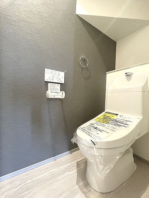 階段下を有効活用したトイレスペース。 便座はもちろんウォシュレット。