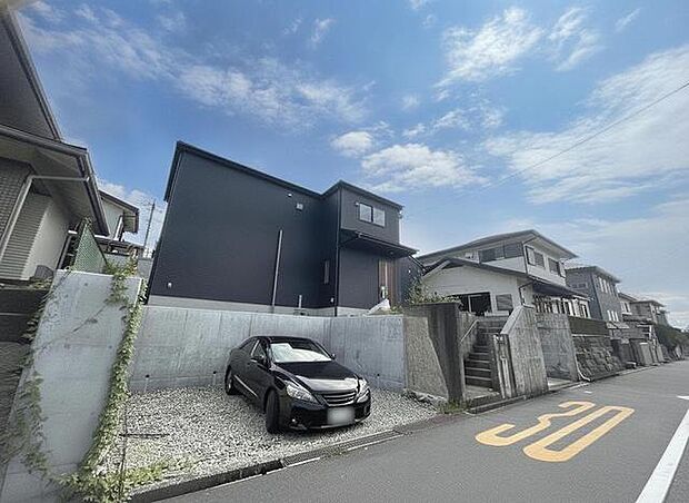 周辺の街並みの中で適度な主張、生活に溶け込むシンプルなデザインの外観が魅力の一戸建です。 