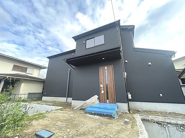 建物が完成しましたので室内のご見学予約スタート。当日のご見学予約も大歓迎です。お気軽にご連絡ください。エステート白馬国分寺店は火曜水曜も営業しております。 