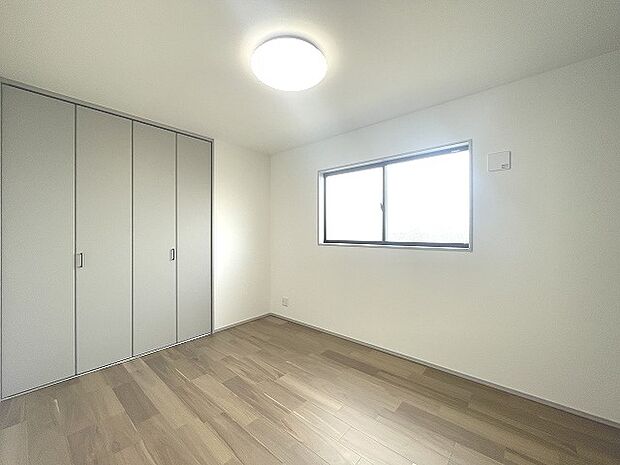 スタイリッシュなデザインと快適な居住性を兼ね備えた洋室。広々とした空間は、自分らしいインテリアを楽しむことができるほか、リラックスした時間を過ごすことができそうです。 