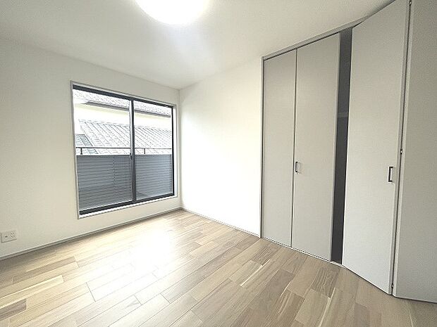 実際に室内をご見学頂くと生活のイメージが広がります。家具を置いたイメージや窓からの景色など、現地で体感ください。 