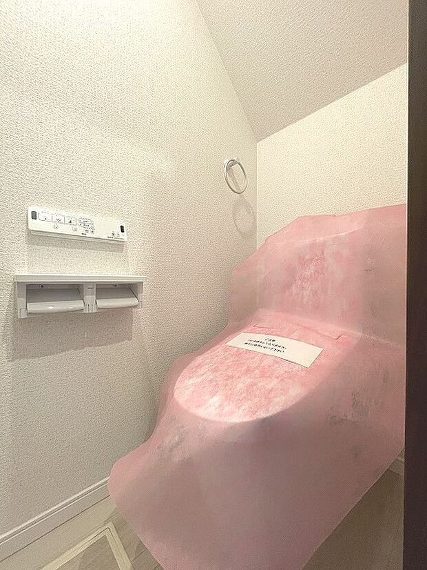 階段下を有効活用したトイレスペース。 便座はもちろんウォシュレット。  