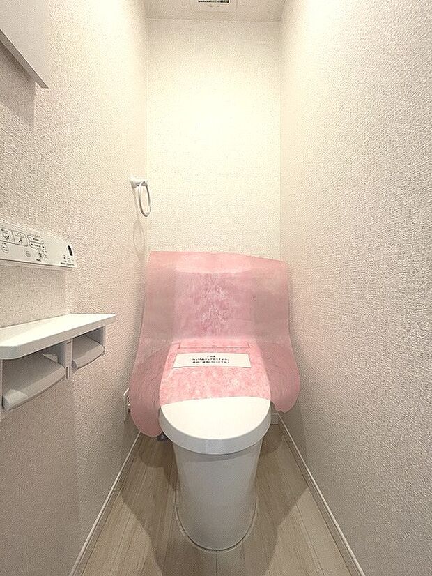 トイレにはウォシュレット機能を標準装備。 