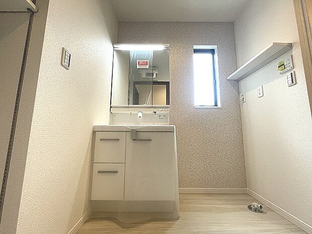 三面鏡に洗面台。 コンセントに照明機能、多機能性を備えた設備です。  