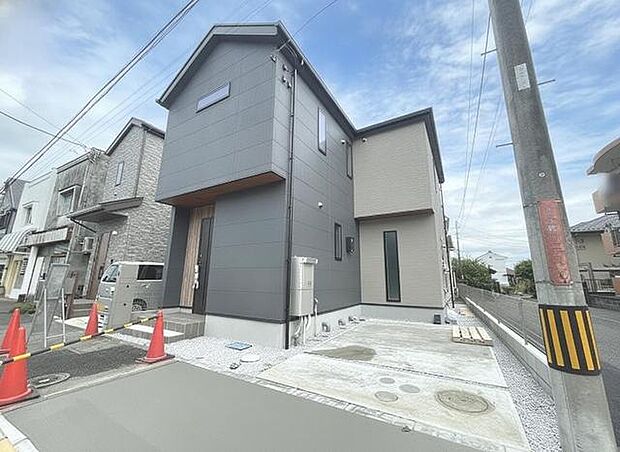 落ち着いた色合いの外壁が調和するモダンな雰囲気。周囲の街並みに自然と馴染む佇まいです 