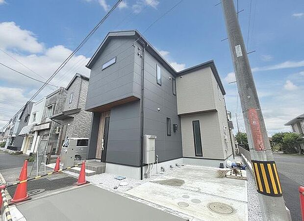周辺の街並みの中で適度な主張、生活に溶け込むシンプルなデザインの外観が魅力の一戸建です。 