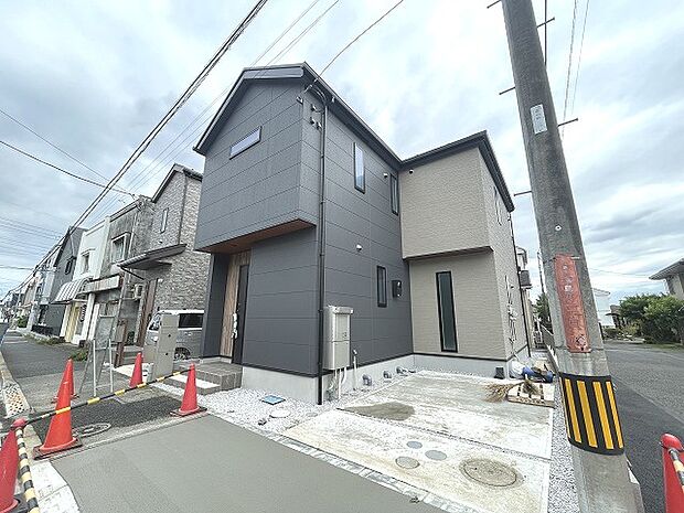 周辺の街並みの中で適度な主張、生活に溶け込むシンプルなデザインの外観が魅力の一戸建です。 
