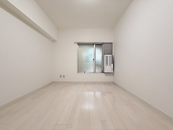スタイリッシュなデザインと快適な居住性を兼ね備えた洋室。広々とした空間は、自分らしいインテリアを楽しむことができるほか、リラックスした時間を過ごすことができそうです。