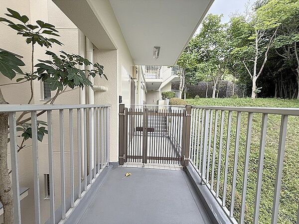 豊かな緑の景色を身近に感じる心地よいアプローチ空間です。