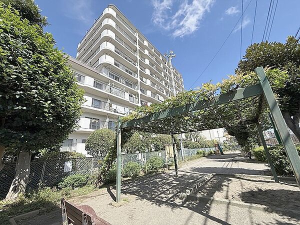 心地よい風と豊かな緑を感じながら日常の安らぎを得られる落ち着いた外観です。