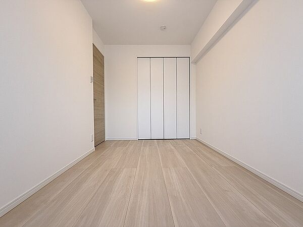 スマートなデザインと賢い収納が生活を快適にします。広々とした雰囲気を演出する工夫が施され、生活空間の魅力を引き出します。