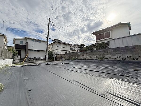 現地ご見学の際、スタッフが様々なご質問に対応いたします、周辺環境、前面道路、建築可能な建物について、ぜひご相談ください。