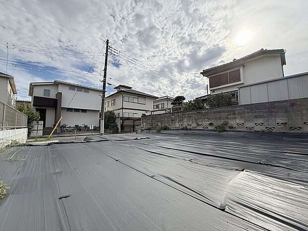 現地ご見学の際、スタッフが様々なご質問に対応いたします、周辺環境、前面道路、建築可能な建物について、ぜひご相談ください。