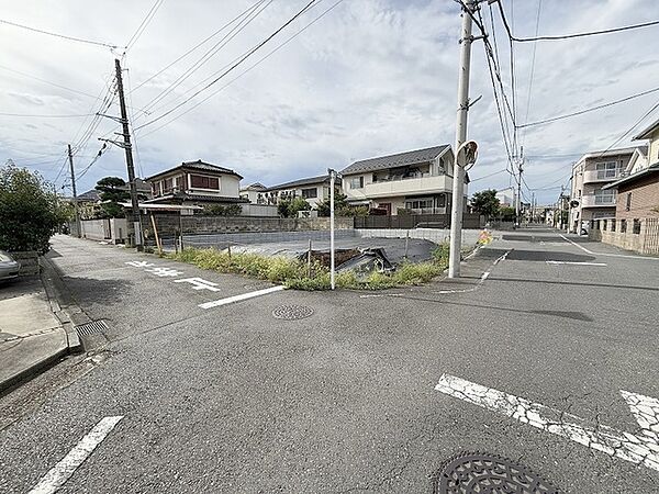 周辺は住宅が建ち並ぶ閑静な住宅街です。
