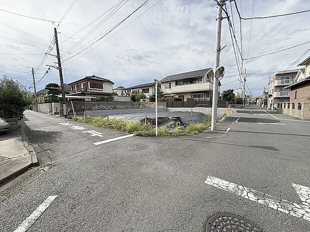 周辺は住宅が建ち並ぶ閑静な住宅街です。
