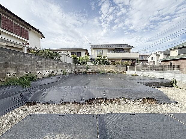 現地ご見学の際、スタッフが様々なご質問に対応いたします、周辺環境、前面道路、建築可能な建物について、ぜひご相談ください。