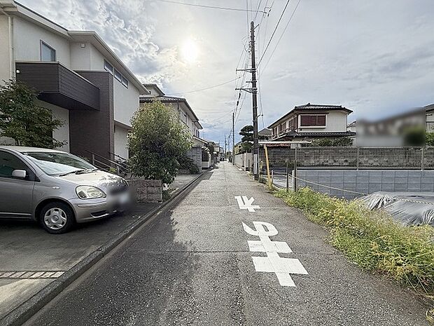安心して暮らすことのできる住宅街。　住宅地の道路は一般に交通量が少なく車などの騒音が少ないため、住民にとって静かな生活環境が提供されます。 