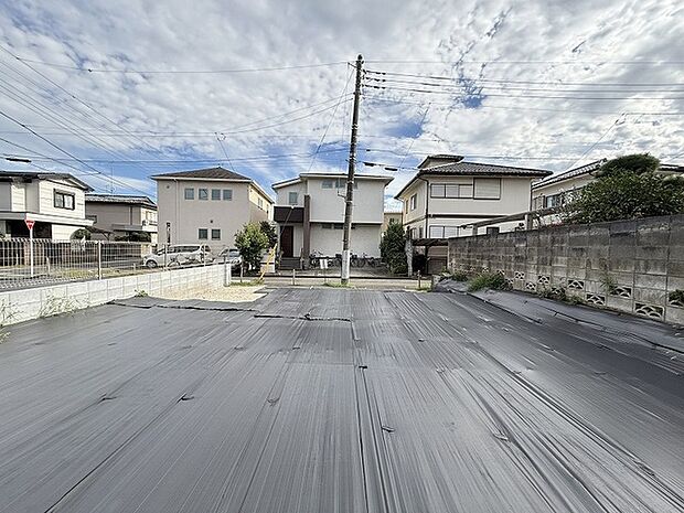 現地ご見学の際、スタッフが様々なご質問に対応いたします、周辺環境、前面道路、建築可能な建物について、ぜひご相談ください。