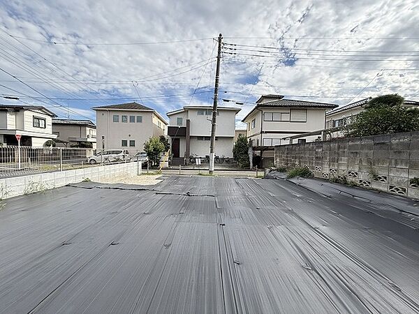 現地ご見学の際、スタッフが様々なご質問に対応いたします、周辺環境、前面道路、建築可能な建物について、ぜひご相談ください。
