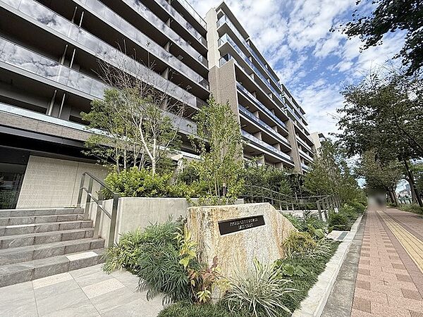 重厚感のある外観と美しい植栽が調和し、街並みに溶け込む上質な雰囲気を醸し出します。