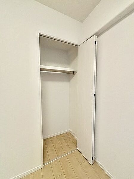 各所に効率的に配置された収納スペースがあり、日常のモノをすっきりと収納できます。
