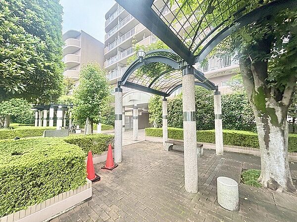 自然に恵まれた豊かな緑と美しいロケーションが特徴です。穏やかな暮らしやリラックスした健康的な生活が送れそう。日々の喧騒から離れ、自然に囲まれた癒しの場所はいかがでしょうか。