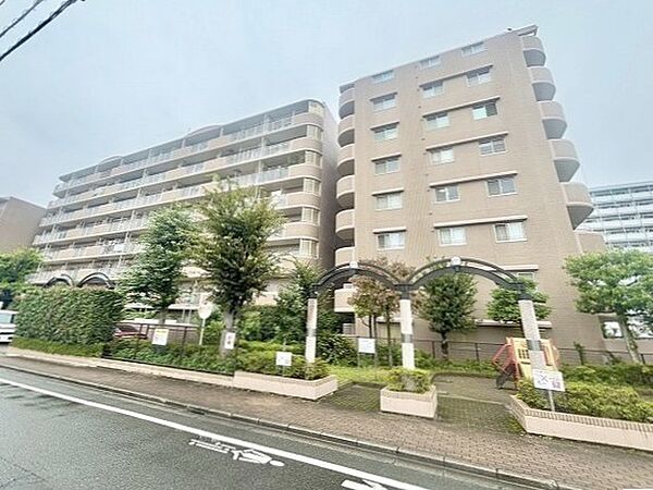 周辺の街並みの中で適度な主張、生活に溶け込むシンプルなデザインの外観が魅力の建物です。