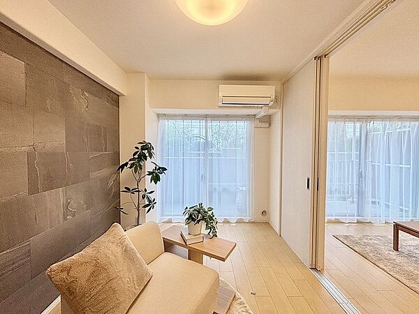 洋室はモダンなデザインと機能性を備え、快適な生活空間に。明るい窓から差し込む自然光が広々とした空間をさらに明るく開放的に感じさせます。