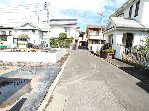安心して暮らすことのできる住宅街。 住宅地の道路は一般に交通量が少なく車などの騒音が少ないため、住民にとって静かな生活環境が提供されます。