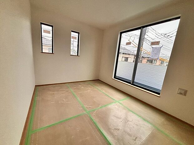 スタイリッシュなデザインと快適な居住性を兼ね備えた洋室。広々とした空間は、自分らしいインテリアを楽しむことができるほか、リラックスした時間を過ごすことができそうです。