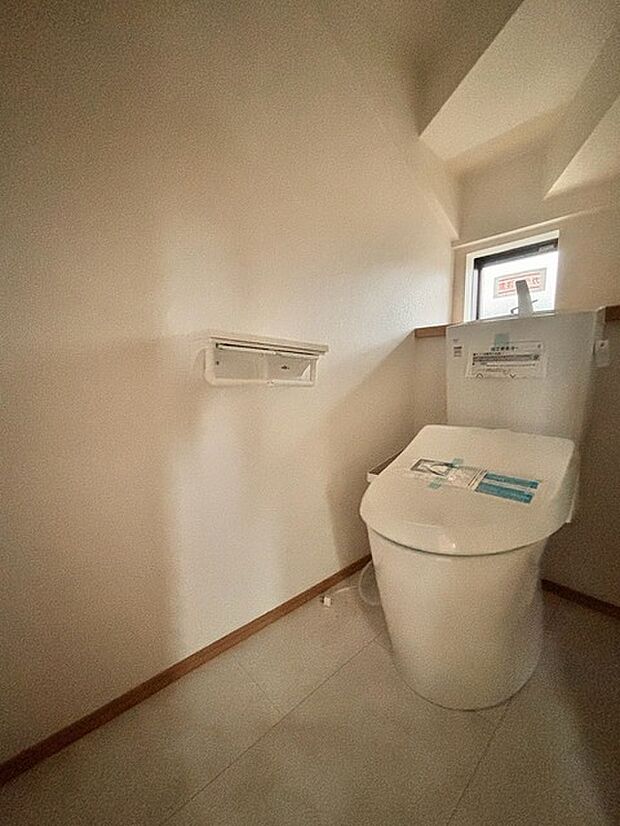階段下を有効活用したトイレスペース。 便座はもちろんウォシュレット。  