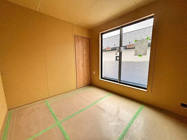 スタイリッシュなデザインと快適な居住性を兼ね備えた洋室。広々とした空間は、自分らしいインテリアを楽しむことができるほか、リラックスした時間を過ごすことができそうです。